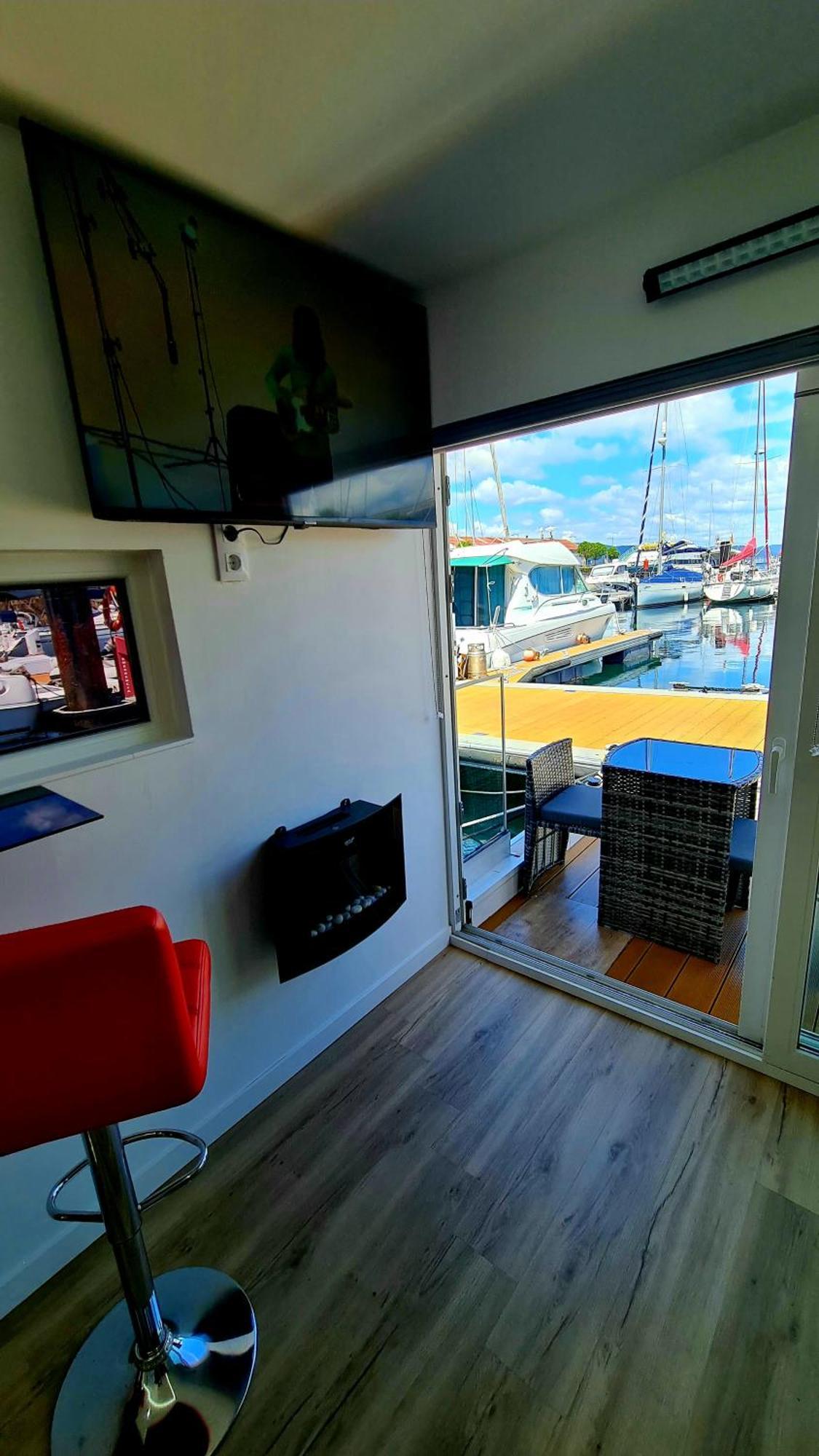 Botel Barco-apartamento En El Nautico De *